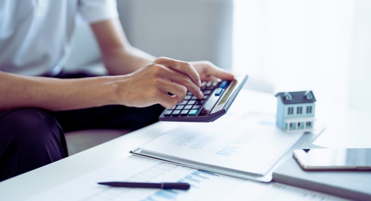 Homme assis à un bureau calculant ses revenus boursiers pour sa déclaration fiscale