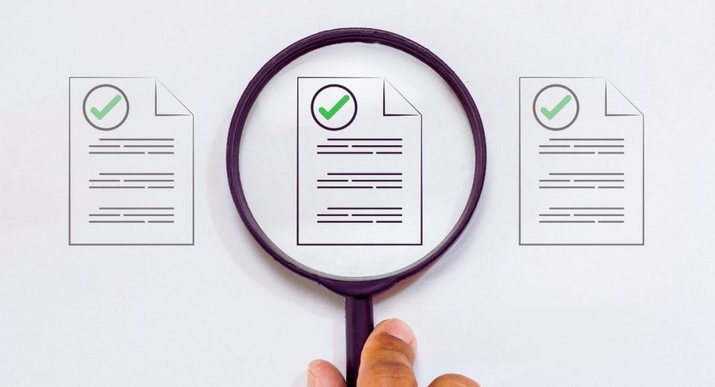 Loupe examinant un document administratif d'entreprise