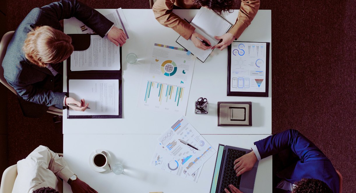 Equipe collaborant autour de graphiques et donnees pour une strategie marketing