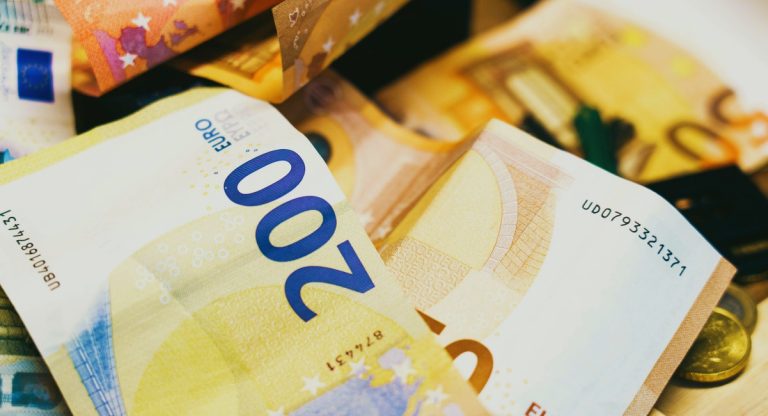 Billets et pièces en euros symbolisant un paiement