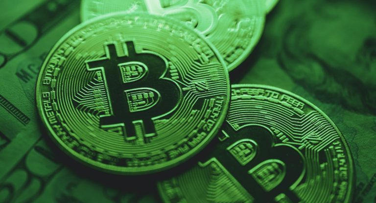 Pièces de cryptomonnaie en gros plan posées sur des billets