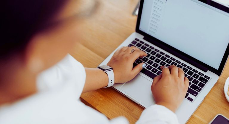 Personne tapant un texte sur un clavier d'ordinateur portable