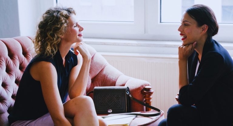 Séance de coaching individuel entre deux personnes assises