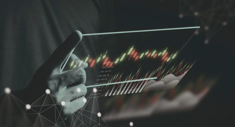 Analyse de graphiques de trading sur écran numérique