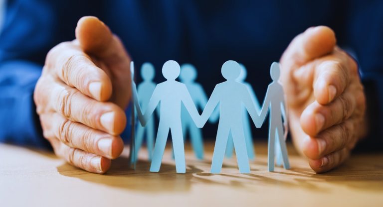 Mains formant une protection autour de silhouettes de personnes reliees