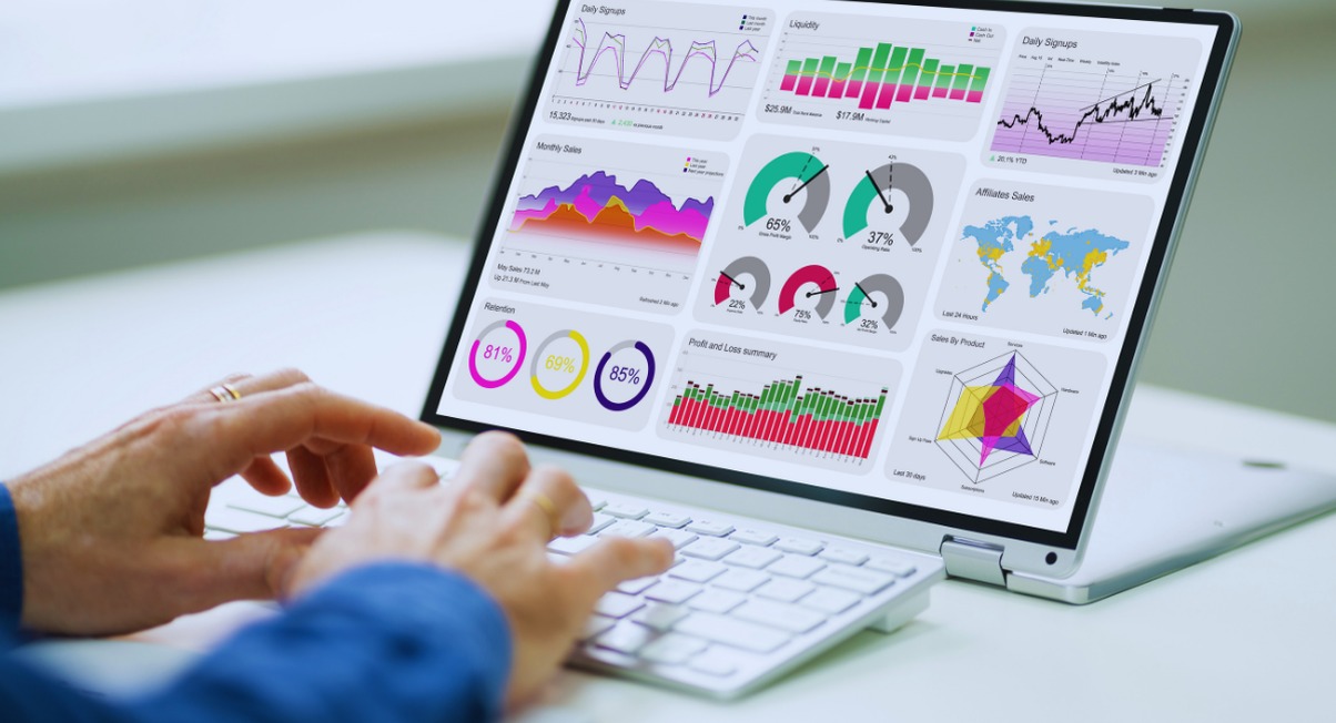 Ordinateur portable affichant un tableau de bord d'indicateurs financiers