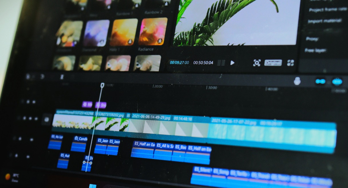 Logiciel de montage video affichant une timeline et des clips