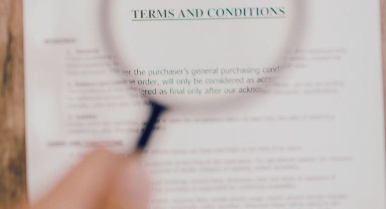 Loupe grossissant le texte d'un document juridique imprime